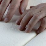 Blindenschrift, auch bekannt als Brailleschrift, ist ein taktiles Schriftsystem, das von Blinden gelesen wird und aus erhabenen Punkten besteht.
