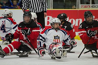 Kanadische und US-amerikanische Spieler bei der World Sled Hockey Challenge 2015