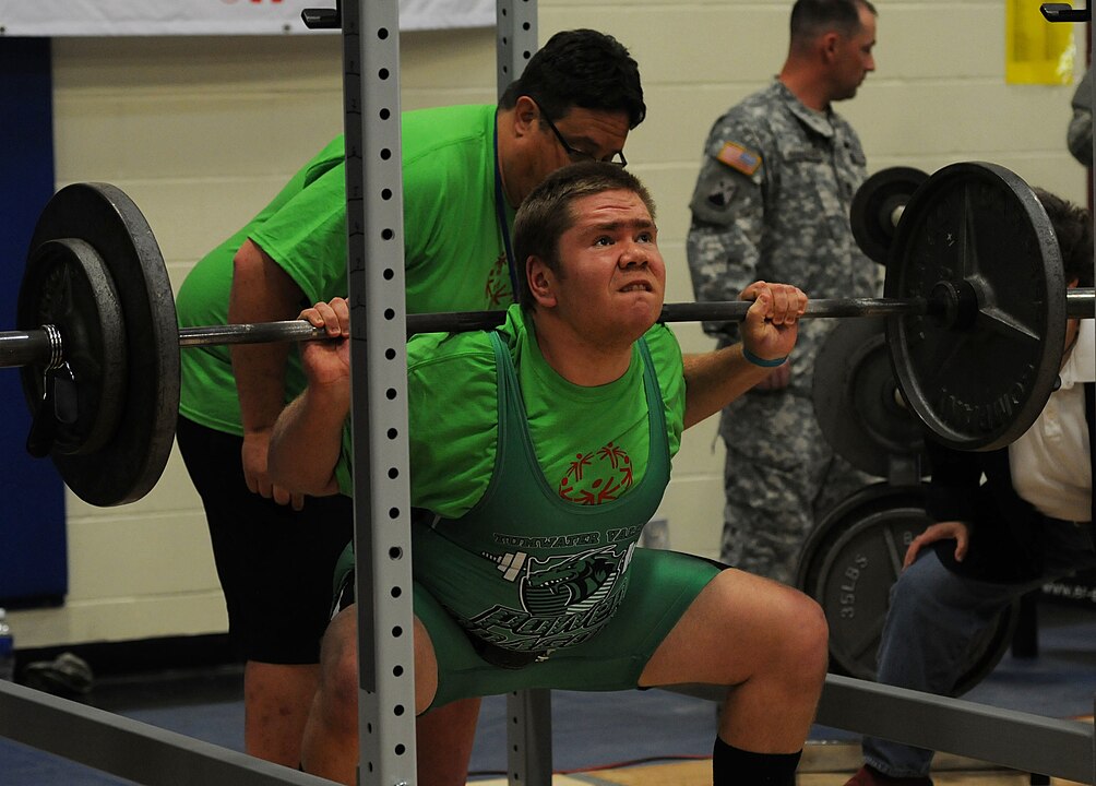 Rahmen der Special Olympics Washington 2015 beim Powerlifting-Wettbewerb eine Kniebeuge mit 93 kg (205 Pfund).